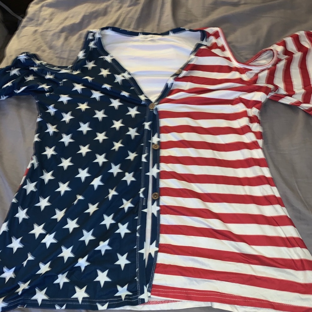 Fun cold shoulder American Flag shirt. Size Large